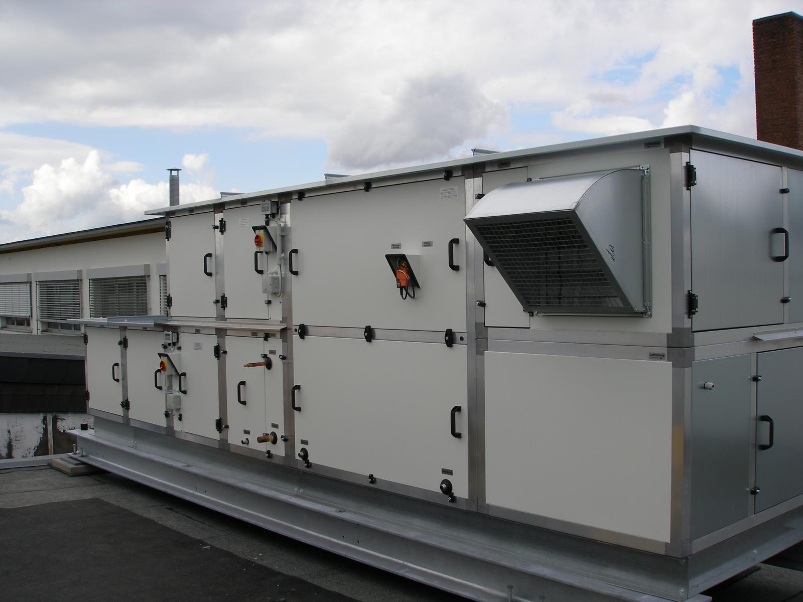 Ein großes weißes Lüftungssystem auf einem Dach.